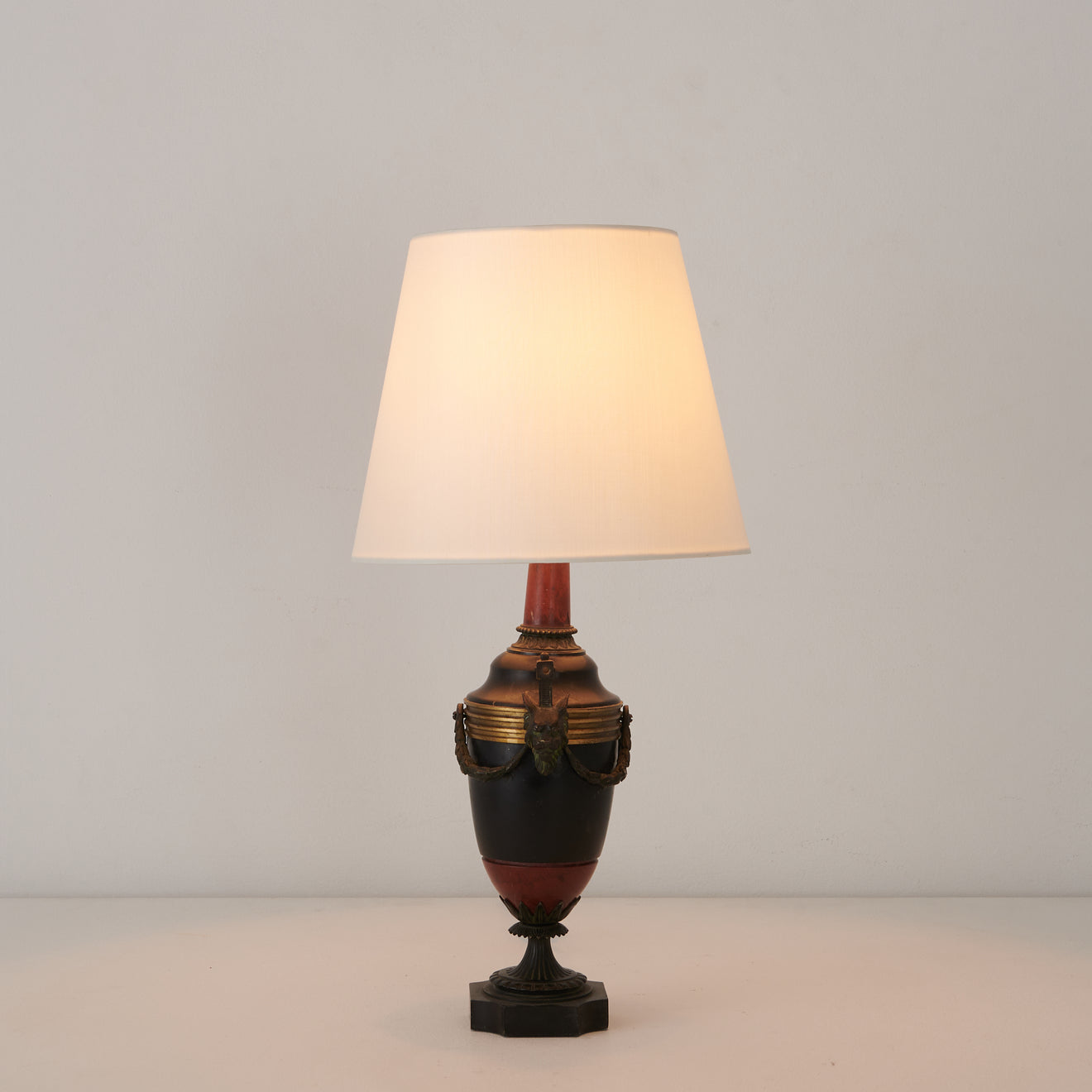 STATUARY MARBLE AND BRONZE TABLE LAMP